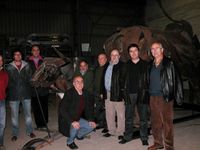 Los puntilleros posan con el artista y su obra.