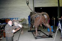 Melchor Zapata dando los &uacute;ltimos retoques a la estrutura.