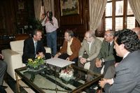 El Alcalde recibe al artista y a una representaci&oacute;n de la Puntilla en su despacho.