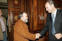 El escultor Melchor Zapata saluda a Alberto Fabra, Alcalde de Castell&oacute;n, a su llegada al Ayuntamiento.
