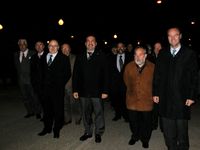 El Alcalde, el Vicepresidente de la Diputaci&oacute;n, el presidente de la Puntilla y el artista se disponen a inaugurar el toro.