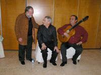 Melchor Zapata felicita al cantaor Sebasti&aacute;n Orz&aacute;ez y al tocaor Paco Levante, que amenizaron la velada con su arte flamenco.