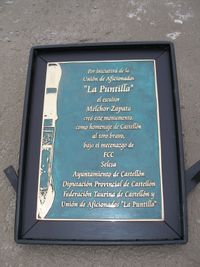 Placa conmemorativa donde figuran los promotores y los mecenas del proyecto.