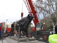 Una poderosa gr&uacute;a coloca al toro en suerte.